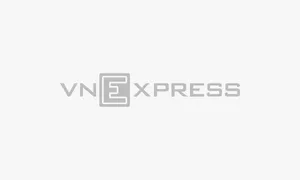 Rận mu đẻ trứng trên mi mắt bé gái