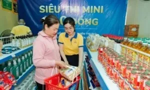'Siêu thị mini 0 đồng' tiếp sức người miền Trung vượt lũ