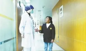 Cô gái 'khom lưng' trở thành bác sĩ