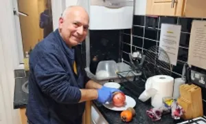 Người già long đong đi thuê trọ