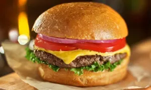 Chàng trai ngừng thở, suy đa tạng do nuốt hamburger